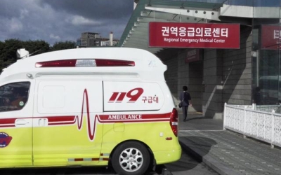 인천공항서 쓰러진 베트남 임신부... 병원 12곳서 거부해 구급차 출산 | 한국일보