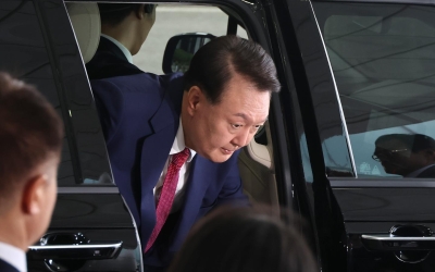 尹, 내란 특검 2차 조사 약 14시간 55분 만에 귀가 | 한국일보