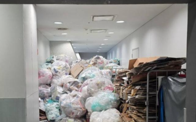 인천공항 운영 차질 없다? 파업 장기화로 곳곳에 '쓰레기산' | 한국일보