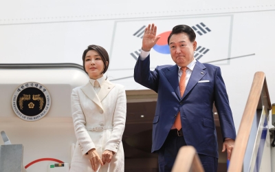 尹 부부, 한날한시 법정 출석… '적극 방어' 윤석열 '고개 숙인' 김건희 | 한국일보