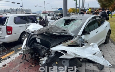 대전서 테슬라 차량 돌진에 10중 추돌…1명 사망·15명 부상