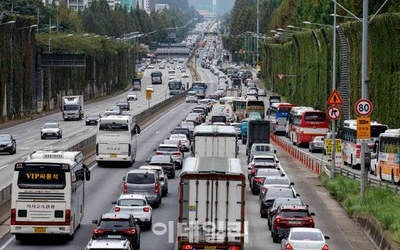 설연휴 전야 ‘뒤섞인 퇴근·귀성길’…밤 되면서 고속도로 숨통
