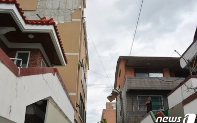 강풍에 인천 빌라 외벽 ‘와르르’…차량 2대 파손 - 매일경제