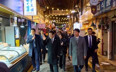 이재명 대통령 통인시장서 상인·시민과 소통… "정책 성과, 국민 일상서 확인돼야"