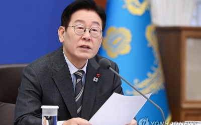 李대통령 "싼 생리대 왜 안 만드나…무상 공급 검토해보라"