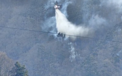 경남 함양 산불 헬기 51대 투입…진화율 32%