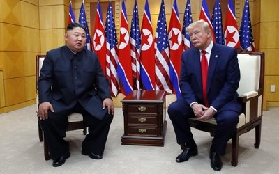 "전제조건 없이 대화"…트럼프, 김정은에 다시 손 내밀다