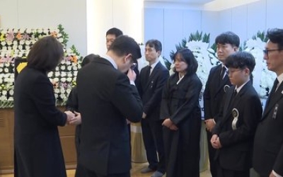 이 대통령 조문하다 끝내 '울음'…훈장도 추서