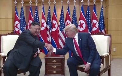 재생 백악관 "트럼프, 김정은과 전제조건 없는 대화에 열려있다"