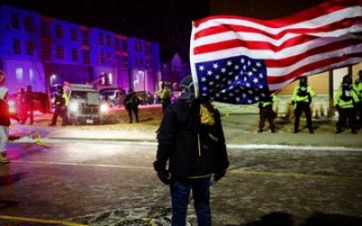 동영상 기사 지지율 최저치…시민들 분노 폭발하자 결국