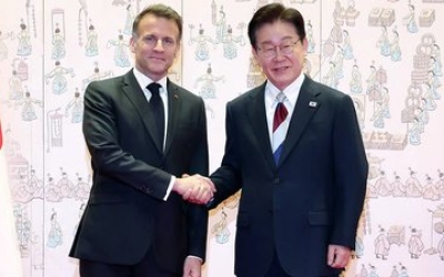 마크롱 만난 이 대통령…"글로벌 전략적 동반자 관계"