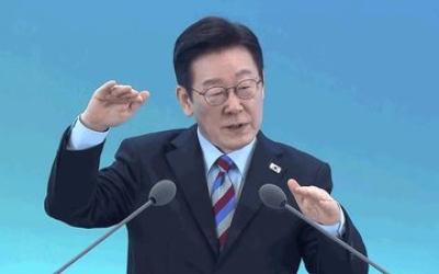 경남 찾은 이 대통령 “서울 평당 3억, 여긴 한 채 3억…나도 힘들다”