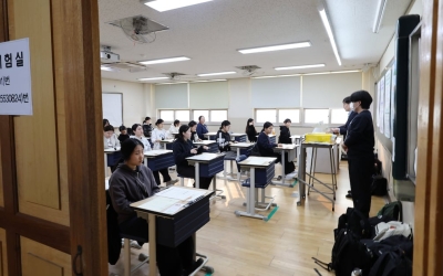 英 BBC “한국 수능 영어는 미쳤다, 고대 문자 해독하는 것 같아”