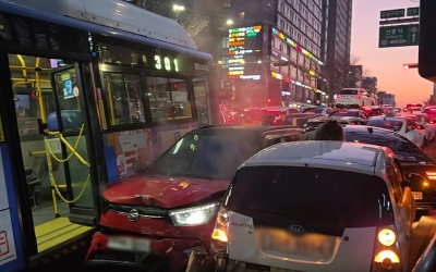 [단독] 강남 한복판서 ’10중 추돌‘… 車 뒤엉켜 퇴근길 아수라장
