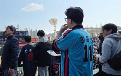 '부산 출마설' 한동훈 최동원 유니폼 입고 사직에