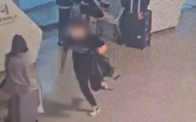 [영상] 인천공항서 1억 든 돈 가방 훔쳐 달아난 중국인…경찰 검거