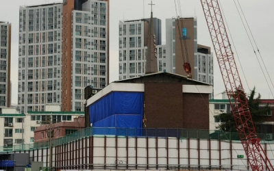 인근 아파트 재건축 공사 탓?... 인천서 교회·자활센터 외벽 ‘와르르’ [현장, 그곳&]