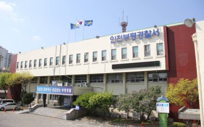 인천서 택시가 무인카페로 돌진…운전자 급발진 주장