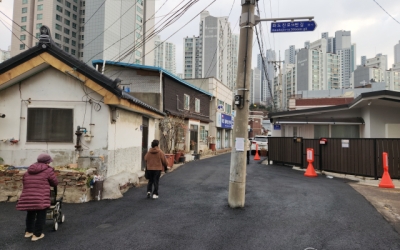 인천 도로 한복판에 ‘황당한 전봇대’…소방차도 지나기 어려워 [현장, 그곳&]