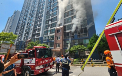 부산 사하구 아파트서 화재… 2명 연기 흡입