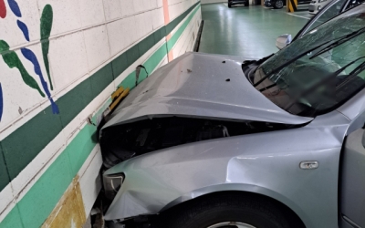 부산서 승용차가 앞선 차량 들이받고 초등학교 벽 충돌, 4명 다쳐