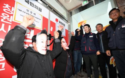 [국민의힘 경남도당 당사 가보니] 연일 탄핵 집회 긴장 속 경찰 병력 배치