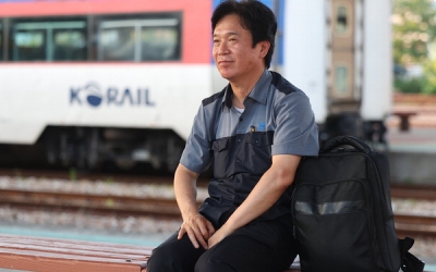 부산역 떠나는 노동장관 후보 “작업복 세탁소 전국 확대”
