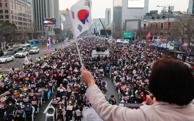 광화문 둘로 쪼개졌다…"윤석열 즉시 파면" vs "탄핵 반대" | 중앙일보