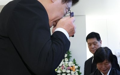 李대통령 끝내 눈물…故이해찬 빈소 찾아 직접 무궁화장 전했다