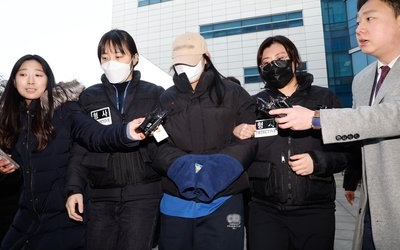 속보 '두 남성 사망' 약물음료 건넨 20대 여성 구속…"도망 염려"