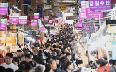 추석 연휴 이틀째, 울산 신정시장 제수용품 구매객 몰려 활기