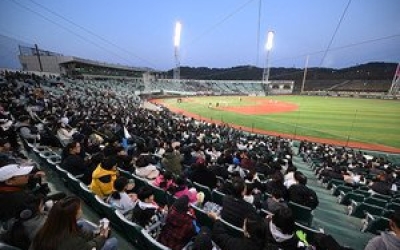 울산 웨일즈 '시민구단 시대 개막', 롯데 상대로 역사적 첫발