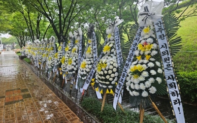 구미시의회는 초상집(?)…대한민국 공무원노동조합총연맹 등 100여 곳에서 조화 보내
