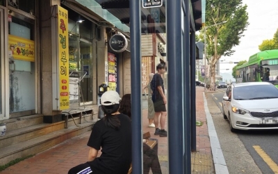 대구 버스 승강장 디자인 제각각…좁은 인도로 향한 버스 승강장, 아찔한 순간도