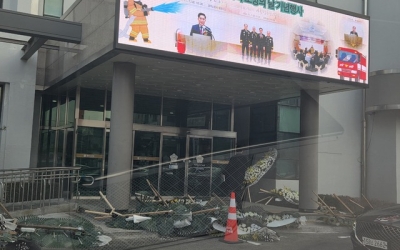 [현장에서] 경주시의회 청사 앞 조화…시민들 어리둥절