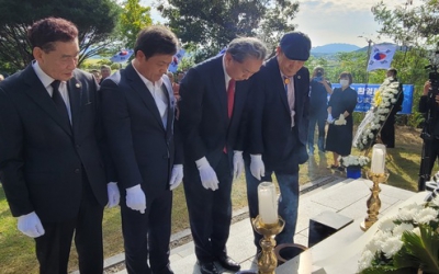 하토야마 유키오 전 일본 총리, 정읍시 태인면 3.1운동 기념탑 헌화 참배