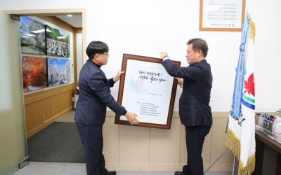 이학수 정읍시장, 尹 정부 국정지표 액자 제거... 비상계엄령 선포 비판