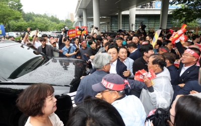 [현장]욕설에 몸싸움까지…김관영 지사 방문에 ‘아수라장’ 된 완주군청