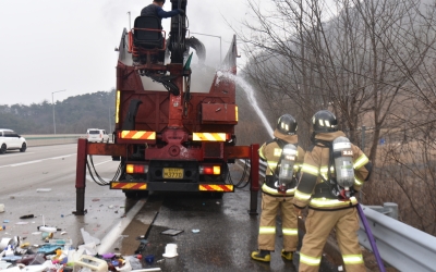 대전 통영대전고속도로서 1.7톤 크레인 화재…인명피해 없어