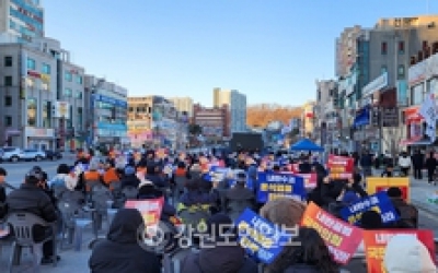 탄핵안 가결에 동해시민 환호 “계속 목소리 내겠다”