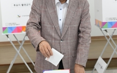 투표 마친 김진태 강원지사 “미래산업·SOC, 국정과제 포함되도록 할 것”