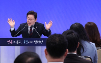 이 대통령 “강원 접경지 분단으로 인한 피해 커…대화 전면단절 바보짓”