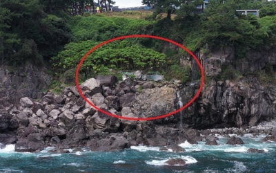 '위험천만' 서귀포시 해안 절벽 설치 움막 강제 철거