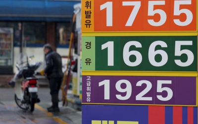 기름값 7주 만에 내렸지만…고환율에 여전히 '1700원대'