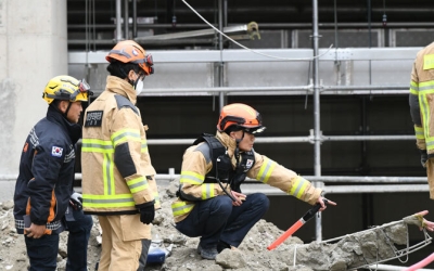 '광주도서관 붕괴' 매몰자 4명 수습…경찰, 시공사 등 압수수색