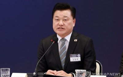 속보 민주, 충북지사 후보에 신용한…결선서 노영민에 승리