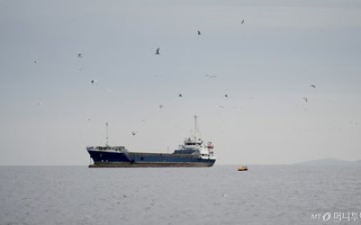 호르무즈 해협 또 닫혔다...이란 혁명수비대, 유조선에 '발포'