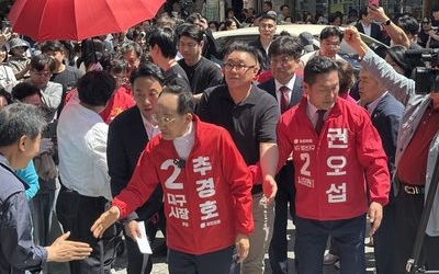 “대구시장 돼시라”…추경호, 서문시장서 지지자 환호 속 표심 다지기
